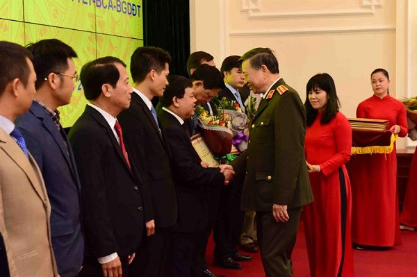 Bộ trưởng Bộ Công an Tô Lâm tặng Bằng khen cho các đơn vị xuất sắc thực hiện Thông tư 06 của ngành Giáo dục.