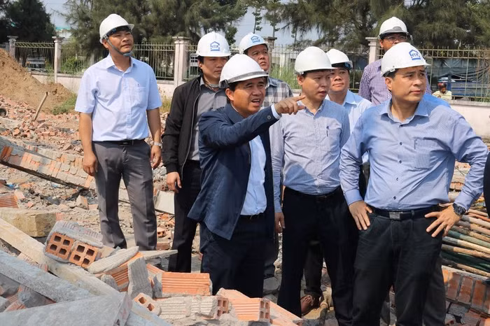 Thứ trưởng Lê Quang Hùng tại hiện trường vụ tai nạn.