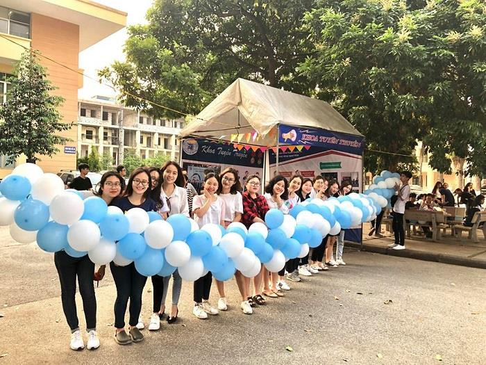 Ngày hội tư vấn tuyển sinh Khoa Tuyên truyền còn có sự hỗ trợ, đón tiếp của đông đảo các bạn sinh viên năng động, xinh đẹp. Ảnh: KTT Ngày hội tư vấn tuyển sinh Khoa Tuyên truyền còn có sự hỗ trợ, đón tiếp của đông đảo các bạn sinh viên năng động, xinh đẹp. Ảnh: KTT