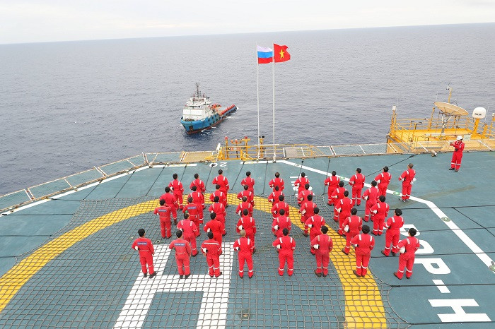 Chào cờ trên giàn khai thác Hải Thạch. Chào cờ trên giàn khai thác Hải Thạch.