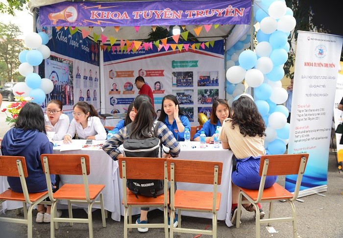 Rất nhiều phụ huynh, thí sinh quan tâm tới điểm tư vấn tuyển sinh năm 2019 của Khoa Tuyên truyền, Học viện Báo chí và Tuyên truyền. Ảnh: Công Tiến Rất nhiều phụ huynh, thí sinh quan tâm tới điểm tư vấn tuyển sinh năm 2019 của Khoa Tuyên truyền, Học viện Báo chí và Tuyên truyền. Ảnh: Công Tiến