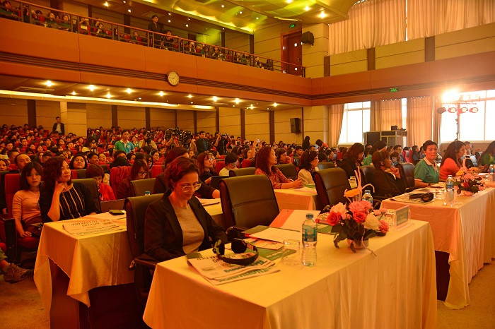 Các đại biểu Trung ương và quốc tế tham gia đối thoại cùng các bạn sinh viên. Ảnh: Công Tiến Các đại biểu Trung ương và quốc tế tham gia đối thoại cùng các bạn sinh viên. Ảnh: Công Tiến