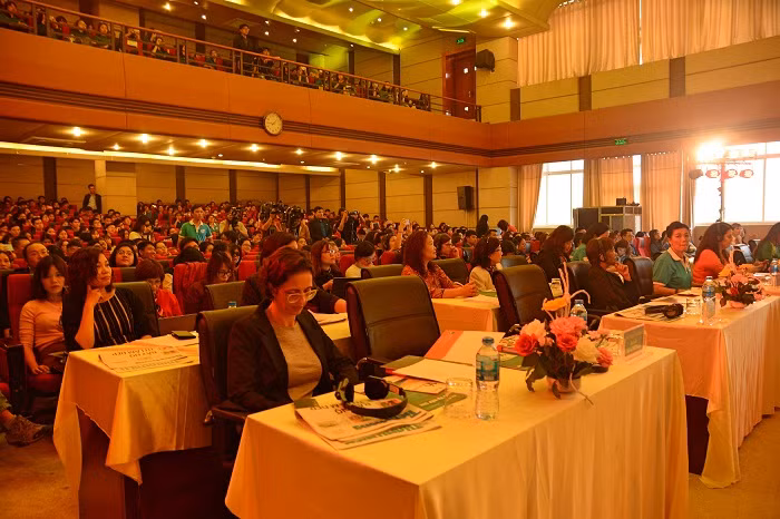 Các đại biểu Trung ương và quốc tế tham gia đối thoại cùng các bạn sinh viên. Ảnh: Công Tiến