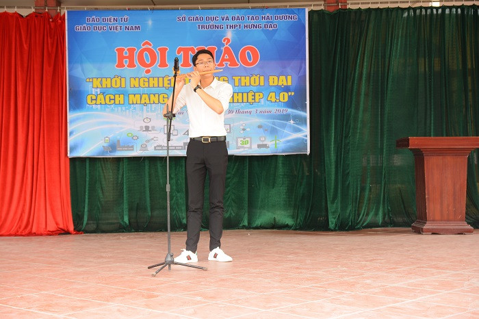 Mở đầu buổi hội thảo là những tiết mục văn nghệ từ chính các em học sinh Trường trung học phổ thông Hưng Đạo (huyện Tứ Kỳ, tỉnh Hải Dương). Ảnh: Công Tiến.