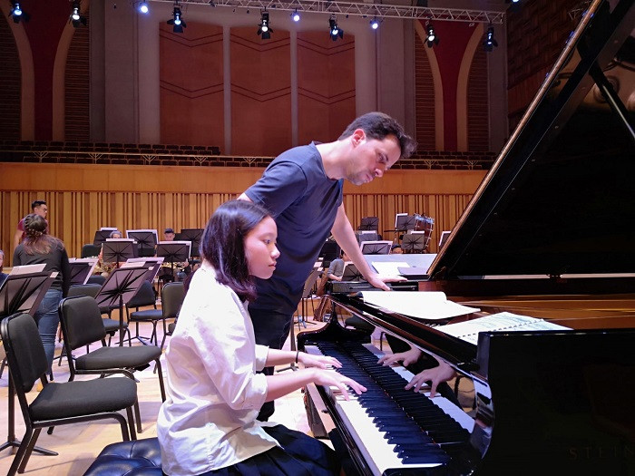 Nghệ sĩ piano nhí Trương Thị Ngân Hà. Nghệ sĩ piano nhí Trương Thị Ngân Hà.