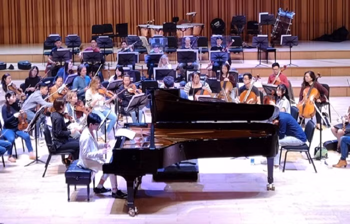 Nghệ sĩ piano nhí Lưu Danh Khôi tập luyện cùng nhạc trưởng nổi tiếng thế giới Olivier Ochanine - Giám đốc Âm nhạc của SSO.