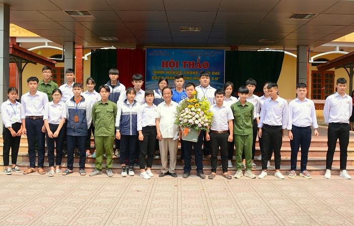 Buổi hội thảo có mặt của Giáo sư, Nhà giáo nhân dân Nguyễn Lân Dũng đã nhận được sự đón chào nhiệt tình từ thầy cô giáo, học sinh Trường trung học phổ thông Hưng Đạo. Ảnh: Công Tiến