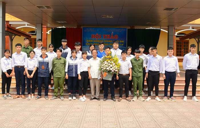 Buổi hội thảo có mặt của Giáo sư, Nhà giáo nhân dân Nguyễn Lân Dũng đã nhận được sự đón chào nhiệt tình từ thầy cô giáo, học sinh Trường trung học phổ thông Hưng Đạo. Ảnh: Công Tiến