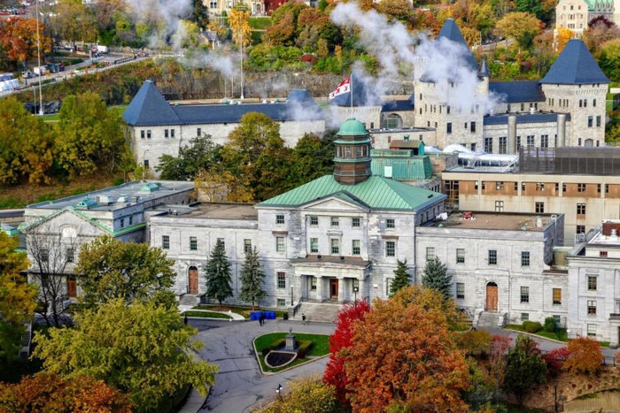 McGill là một trong những trường đại học hàng đầu của Canada. McGill là một trong những trường đại học hàng đầu của Canada.