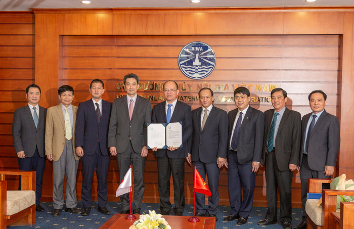 Các đại biểu chụp ảnh lưu niệm cùng "Giáo sư đặc biệt" Bùi Thiên Thu. Các đại biểu chụp ảnh lưu niệm cùng "Giáo sư đặc biệt" Bùi Thiên Thu.