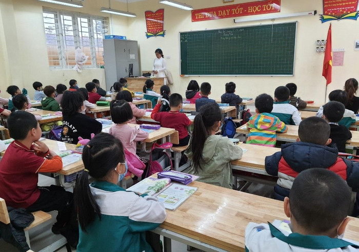 Cô Nguyễn Thị Hoàng Ân và học trò trong buổi học đầu tiên khi trở lại trường. (Ảnh: NVCC) Cô Nguyễn Thị Hoàng Ân và học trò trong buổi học đầu tiên khi trở lại trường. (Ảnh: NVCC)