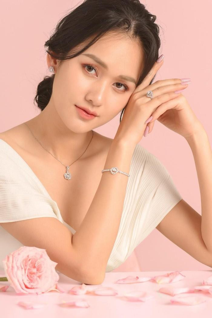 Cận cảnh thiết kế trong bộ sưu tập “Blooming Rose” của DOJI. Cận cảnh thiết kế trong bộ sưu tập “Blooming Rose” của DOJI.