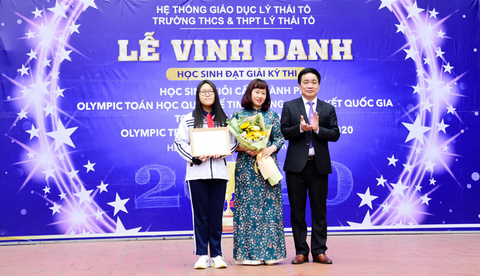 Thầy Đoàn Công Thạo, Trợ lý Chủ tịch Hội đồng Quản trị Vinaconex - Phụ trách chuyên môn hệ thống giáo dục Lý Thái Tổ, trao giấy khen cho em Lưu Khánh Kinh. Thầy Đoàn Công Thạo, Trợ lý Chủ tịch Hội đồng Quản trị Vinaconex - Phụ trách chuyên môn hệ thống giáo dục Lý Thái Tổ, trao giấy khen cho em Lưu Khánh Kinh.