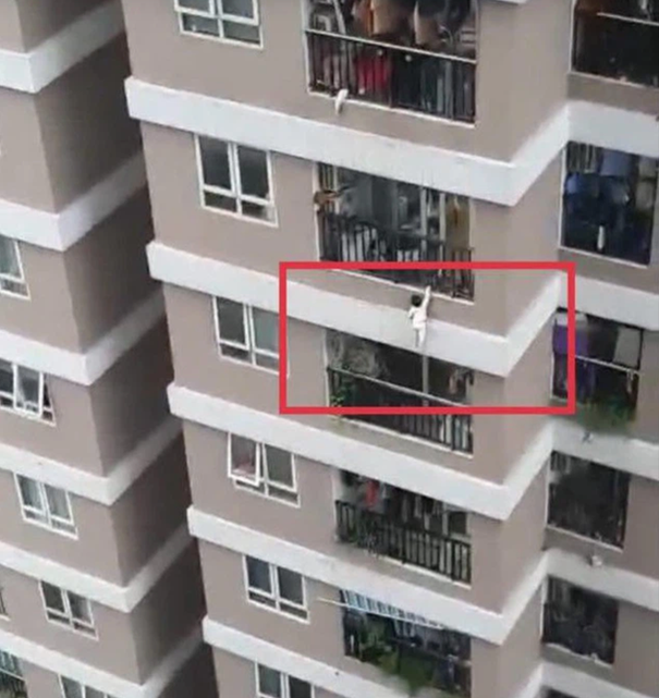 Bé gái rơi từ tầng 13 tòa chung cư trên đường Nguyễn Huy Tưởng (quận Thanh Xuân, Hà Nội). Bé gái rơi từ tầng 13 tòa chung cư trên đường Nguyễn Huy Tưởng (quận Thanh Xuân, Hà Nội).