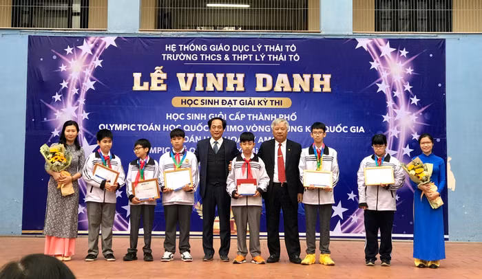 Ông Đào Ngọc Thanh (bên phải) - Chủ tịch Hội đồng Quản trị Vinaconex (đơn vị đầu tư xây dựng, phát triển hệ thống giáo dục Lý Thái Tổ) và thầy Trịnh Hùng Sơn - Hiệu trưởng Trường THCS và THPT Lý Thái Tổ trao giấy khen cho những học sinh đạt giải.