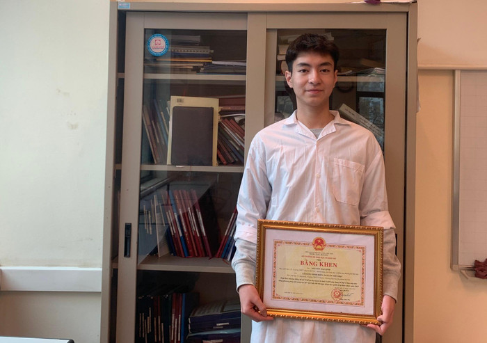 Nguyễn Tiến Đạt cùng nhóm nghiên cứu vinh dự đón nhận bằng khen của Bộ trưởng Bộ Giáo dục và Đào tạo sau khi đạt Huy chương Đồng cuộc thi Olympic Khoa học quốc tế tại Hàn Quốc. Ảnh: Cao Kim Anh. Nguyễn Tiến Đạt cùng nhóm nghiên cứu vinh dự đón nhận bằng khen của Bộ trưởng Bộ Giáo dục và Đào tạo sau khi đạt Huy chương Đồng cuộc thi Olympic Khoa học quốc tế tại Hàn Quốc. Ảnh: Cao Kim Anh.