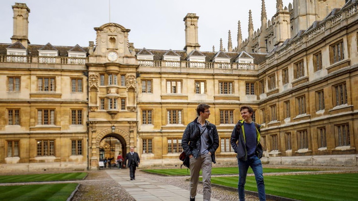 Cambridge có hơn 18.000 sinh viên đang theo học, trong đó gần 4.000 sinh viên quốc tế đến từ hơn 120 quốc gia khác nhau. Ảnh: AFP Cambridge có hơn 18.000 sinh viên đang theo học, trong đó gần 4.000 sinh viên quốc tế đến từ hơn 120 quốc gia khác nhau. Ảnh: AFP