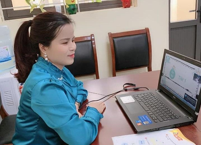Cô Hoàng Ân cho biết, để đảm bảo dạy và học đều đạt yêu cầu thì ngoài giờ giảng trực tuyến, giáo viên còn chuẩn bị các bài tập để phụ huynh chuyển về cho học sinh làm; đồng thời phụ huynh quay clip gửi cho giáo viên bài tập viết và tập đọc để nhận xét, điều chỉnh. (Ảnh: NVCC) Cô Hoàng Ân cho biết, để đảm bảo dạy và học đều đạt yêu cầu thì ngoài giờ giảng trực tuyến, giáo viên còn chuẩn bị các bài tập để phụ huynh chuyển về cho học sinh làm; đồng thời phụ huynh quay clip gửi cho giáo viên bài tập viết và tập đọc để nhận xét, điều chỉnh. (Ảnh: NVCC)