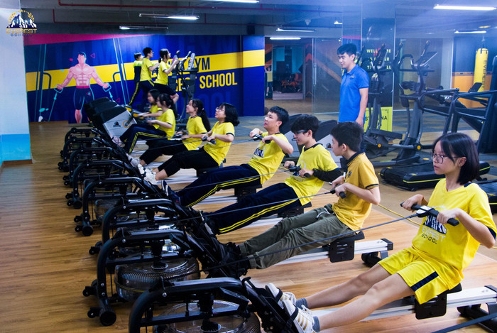 Thầy Nhật Anh chia sẻ, sau thời gian học tập, các em cần được thư giãn để tái tạo năng lượng cho ngày mới, rèn luyện tại phòng gym là một lựa chọn lý tưởng cho cả học sinh, tốt cho sức khoẻ và cũng tránh sa đà vào những trò chơi vô bổ.