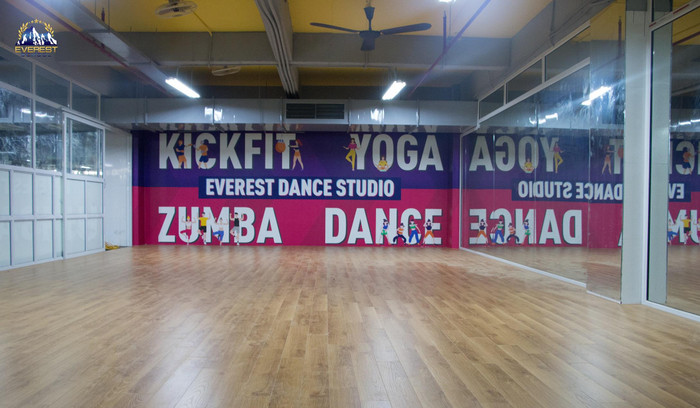 Phòng tập zumba được thiết kế rộng và đẹp mắt.