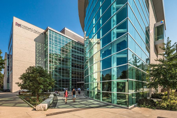 Đại học McMaster – một trong những ngôi trường cổ kính của Canada. Đại học McMaster – một trong những ngôi trường cổ kính của Canada.