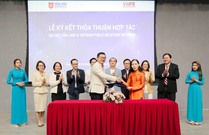 Bà Trần Thị Mỹ Diệu - Hiệu trưởng Đại học Văn Lang ký kết hợp tác với đại diện mạng lưới quan hệ công chúng Việt Nam (VNPR). Bà Trần Thị Mỹ Diệu - Hiệu trưởng Đại học Văn Lang ký kết hợp tác với đại diện mạng lưới quan hệ công chúng Việt Nam (VNPR).