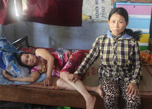 Bà Phạm Thị Út bị liệt nửa người trái. ảnh: Thiện Nhân/Thanh niên. Bà Phạm Thị Út bị liệt nửa người trái. ảnh: Thiện Nhân/Thanh niên.