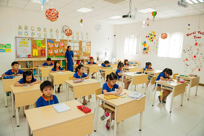 Lớp học hiện đại với những giáo viên được tuyển chọn khắt khe.