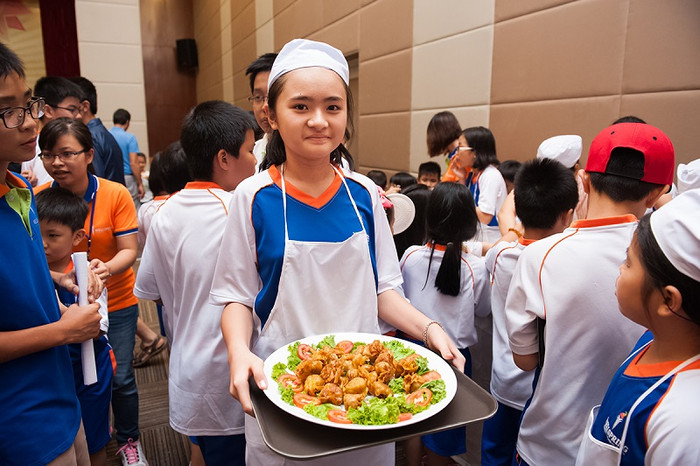 Học sinh cũng được trải nghiệm kỹ năng song.