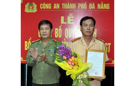 Đại tá Lê Văn Tam (trái) giữ chức Giám đốc Công an TP Đà Nẵng. ảnh: Công an Nhân dân.