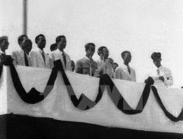 Chủ tịch Hồ Chí Minh và các đại biểu trên Lễ đài Độc lập. Chủ tịch Hồ Chí Minh và các đại biểu trên Lễ đài Độc lập.