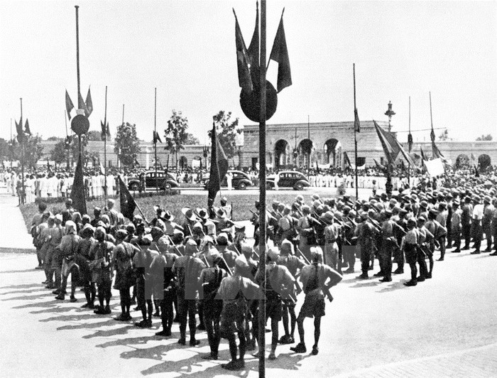 Đoàn xe chở Chủ tịch Hồ Chí Minh và các đại biểu Chính phủ lâm thời Việt Nam Dân chủ Cộng hòa tới vườn hoa Ba Đình. Đoàn xe chở Chủ tịch Hồ Chí Minh và các đại biểu Chính phủ lâm thời Việt Nam Dân chủ Cộng hòa tới vườn hoa Ba Đình.