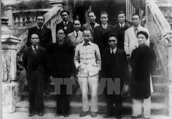 Ngày 25/8/1945, Ủy ban Giải phóng dân tộc do Quốc dân Đại hội Tân Trào cử ra được cải tổ thành Chính phủ lâm thời do Chủ tịch Hồ Chí Minh làm Chủ tịch. Ngày 25/8/1945, Ủy ban Giải phóng dân tộc do Quốc dân Đại hội Tân Trào cử ra được cải tổ thành Chính phủ lâm thời do Chủ tịch Hồ Chí Minh làm Chủ tịch.