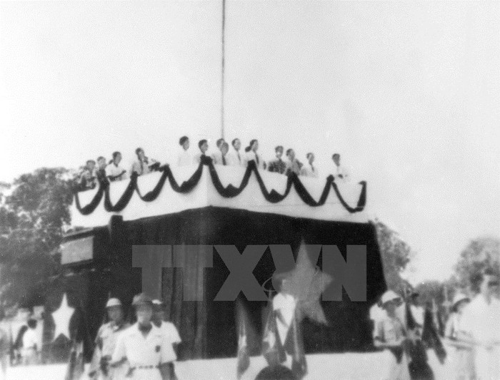 Toàn cảnh Lễ đài Độc lập ngày 2/9/1945. Lễ đài này do kiến trúc sư Ngô Huy Quỳnh thiết kế. Toàn cảnh Lễ đài Độc lập ngày 2/9/1945. Lễ đài này do kiến trúc sư Ngô Huy Quỳnh thiết kế.