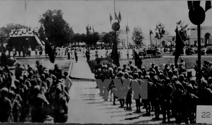 Vườn hoa Ba Đình trong ngày 2/9/1945. Vườn hoa Ba Đình trong ngày 2/9/1945.