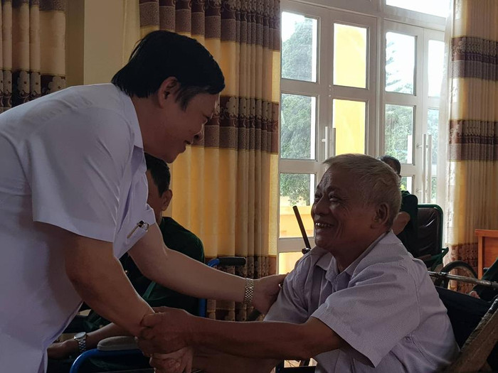 Thứ trưởng Nguyễn Viết Tiến thăm hỏi, động viên thương binh tại Trung tâm điều dưỡng người có công tỉnh Phú Thọ. ảnh: moh.gov.vn Thứ trưởng Nguyễn Viết Tiến thăm hỏi, động viên thương binh tại Trung tâm điều dưỡng người có công tỉnh Phú Thọ. ảnh: moh.gov.vn