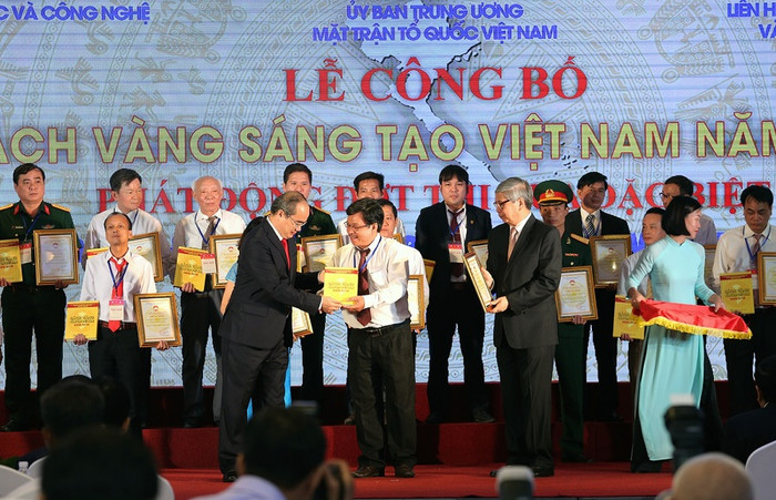 Đại diện nhóm tác giả của công trình "Thiết kế và chế tạo trạm đo CAROTA tổng hợp xách tay và tổ hợp các máy giếng của Việt Nam tương thích với trạm KARAT" nhận Giấy chứng nhận và Sách vàng Sáng tạo Việt Nam 2018. Đại diện nhóm tác giả của công trình "Thiết kế và chế tạo trạm đo CAROTA tổng hợp xách tay và tổ hợp các máy giếng của Việt Nam tương thích với trạm KARAT" nhận Giấy chứng nhận và Sách vàng Sáng tạo Việt Nam 2018.