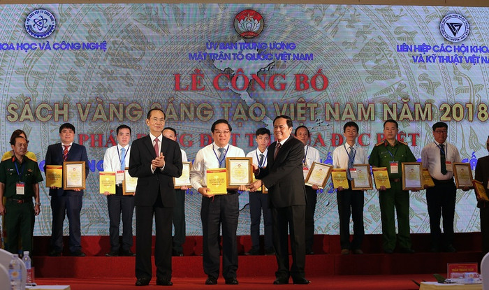 Chủ tịch nước Trần Đại Quang và Chủ tịch Ủy ban Trung ương Mặt trận Tổ quốc Việt Nam Trần Thanh Mẫn trao Giấy chứng nhận và Sách vàng cho đại diện nhóm tác giả PVEP. Chủ tịch nước Trần Đại Quang và Chủ tịch Ủy ban Trung ương Mặt trận Tổ quốc Việt Nam Trần Thanh Mẫn trao Giấy chứng nhận và Sách vàng cho đại diện nhóm tác giả PVEP.
