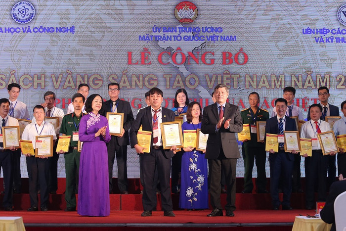 Đại diện nhóm tác giả của công trình "Nâng cao độ tin cậy và tối ưu hóa vận hành trạm giảm ôn giảm áp trong Nhà máy Lọc dầu Dung Quất" nhận Giấy chứng nhận và Sách vàng Sáng tạo Việt Nam 2018. Đại diện nhóm tác giả của công trình "Nâng cao độ tin cậy và tối ưu hóa vận hành trạm giảm ôn giảm áp trong Nhà máy Lọc dầu Dung Quất" nhận Giấy chứng nhận và Sách vàng Sáng tạo Việt Nam 2018.