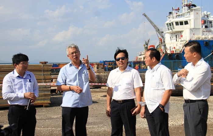 Ông Nguyễn Đức Kiên và ông Lê Hồng Tịnh cùng đoàn công tác tham quan, khảo sát tại cảng PTSC. ảnh: PVN.