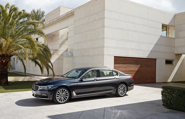 BMW 7 Series có vẻ ngoài sang trọng... BMW 7 Series có vẻ ngoài sang trọng...