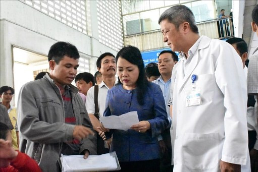 Bộ trưởng Y tế (giữa) kiểm tra công tác tiếp nhận hồ sơ khám bệnh. ảnh: moh.gov.vn Bộ trưởng Y tế (giữa) kiểm tra công tác tiếp nhận hồ sơ khám bệnh. ảnh: moh.gov.vn