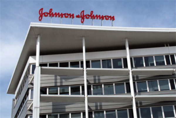 Hãng dược phẩm Johnson & Johnson (J&J) phải trả 1,2 tỉ USD tiền phạt vì che giấu tác dụng phụ khi sử dụng thuốc chống loạn thần kinh Risperdal của hãng này. Hãng không thông báo tác dụng phụ bao gồm tăng cân, tăng nguy cơ bị bệnh đái đường và tăng nguy cơ bị đột quỵ với các bệnh nhân lớn tuổi. Cũng vi phạm về quảng cáo thuốc, Tập đoàn dược phẩm Merck phải nộp phạt gần 1 tỉ USD do quảng cáo sai loại thuốc giảm đau Vioxx. Hãng dược phẩm Johnson & Johnson (J&J) phải trả 1,2 tỉ USD tiền phạt vì che giấu tác dụng phụ khi sử dụng thuốc chống loạn thần kinh Risperdal của hãng này. Hãng không thông báo tác dụng phụ bao gồm tăng cân, tăng nguy cơ bị bệnh đái đường và tăng nguy cơ bị đột quỵ với các bệnh nhân lớn tuổi. Cũng vi phạm về quảng cáo thuốc, Tập đoàn dược phẩm Merck phải nộp phạt gần 1 tỉ USD do quảng cáo sai loại thuốc giảm đau Vioxx.