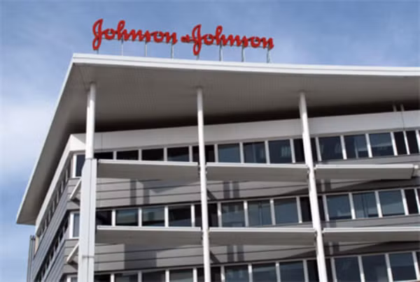 Hãng dược phẩm Johnson & Johnson (J&J) phải trả 1,2 tỉ USD tiền phạt vì che giấu tác dụng phụ khi sử dụng thuốc chống loạn thần kinh Risperdal của hãng này. Hãng không thông báo tác dụng phụ bao gồm tăng cân, tăng nguy cơ bị bệnh đái đường và tăng nguy cơ bị đột quỵ với các bệnh nhân lớn tuổi. Cũng vi phạm về quảng cáo thuốc, Tập đoàn dược phẩm Merck phải nộp phạt gần 1 tỉ USD do quảng cáo sai loại thuốc giảm đau Vioxx.