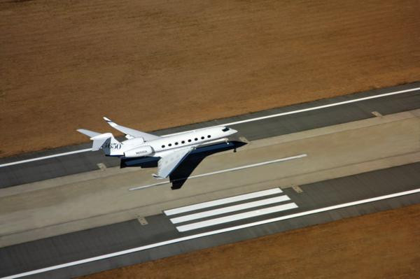 So với G550, G650 dài hơn và có cabin cao hơn 3 inches và rộng hơn 14 inches, gấp 28% so với G550. Cửa vào chính của G650 rộng hơn và cửa sổ thân máy bay cũng rộng hơn 16% so với G550.