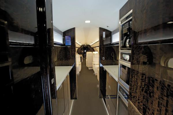 Giá mỗi chiếc máy bay là 58 triệu USD. Nhà sản xuất Gulfstream cho biết, đã có hàng trăm đơn đặt hàng mua G650, vượt quá sự mong đợi của hãng.