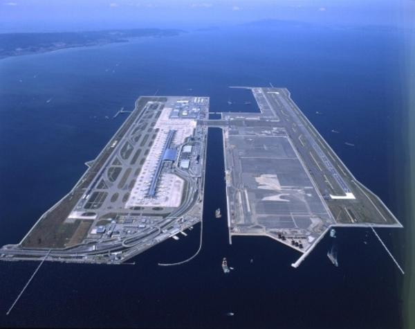 9. Sân bay quốc tế Kansai, Nhật Bản Sân bay được thiết kế năm trên một hòn đảo nhân tạo tại tỉnh Osaka, Nhật Bản. Nó có thể chịu được những trận động đất và bão lớn. Chính phủ Nhật Bản đã tiêu tốn 29 tỷ USD để hoàn thành dự án khổng lồ này,. 9. Sân bay quốc tế Kansai, Nhật Bản Sân bay được thiết kế năm trên một hòn đảo nhân tạo tại tỉnh Osaka, Nhật Bản. Nó có thể chịu được những trận động đất và bão lớn. Chính phủ Nhật Bản đã tiêu tốn 29 tỷ USD để hoàn thành dự án khổng lồ này,.