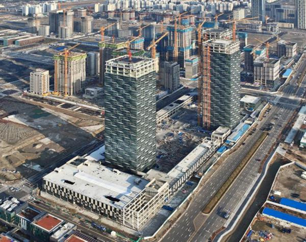 10. Khu thương mại quốc tế Songdo, Hàn Quốc Songdo sẽ nằm trên một khu đất diện tích 1500 mẫu có được từ việc lấn Hoàng Hải tại bờ biển Incheon. Đây sẽ là thành phố “mới” đầu tiên trên thế giới được thiết kế và quy hoạch như một khu thương mại quốc tế. Dự án Songdo sẽ hoàn thành năm 2020 với dân số 200 triệu người, với tổng sản phẩm quốc nội (GDP) khoảng 1,3 nghìn tỷ USD. 10. Khu thương mại quốc tế Songdo, Hàn Quốc Songdo sẽ nằm trên một khu đất diện tích 1500 mẫu có được từ việc lấn Hoàng Hải tại bờ biển Incheon. Đây sẽ là thành phố “mới” đầu tiên trên thế giới được thiết kế và quy hoạch như một khu thương mại quốc tế. Dự án Songdo sẽ hoàn thành năm 2020 với dân số 200 triệu người, với tổng sản phẩm quốc nội (GDP) khoảng 1,3 nghìn tỷ USD.