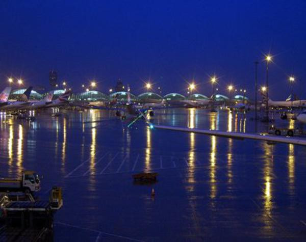 8. Sân bay Quốc tế Hong Kong Chi phí xây dựng sân bay hoành tráng này lên tới 27 tỷ USD. Đây cũng là một trong những sân bay bận rộng nhất thế giới, với lượng khách mỗi ngày lên tới 60.000 người. Trong năm 2011, đã có 53,3 triệu hành khách quá cảng tại sân bay Hong Kong. 8. Sân bay Quốc tế Hong Kong Chi phí xây dựng sân bay hoành tráng này lên tới 27 tỷ USD. Đây cũng là một trong những sân bay bận rộng nhất thế giới, với lượng khách mỗi ngày lên tới 60.000 người. Trong năm 2011, đã có 53,3 triệu hành khách quá cảng tại sân bay Hong Kong.