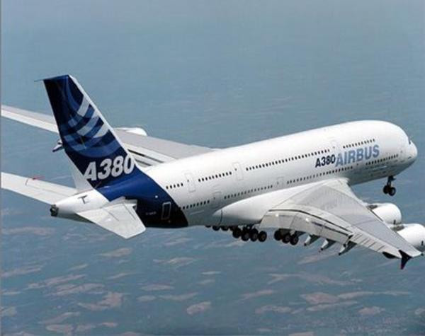 4. Dự án máy bay Airbus A380 Dự án này tiêu tốn tới 23 tỷ USD. Nó trở thành chiếc máy bay chở khách lớn nhất thế giới, là sản phẩm cạnh tranh chủ lực của hàng không châu Âu với hãng sản xuất máy bay Boeing của Mỹ. Chuyến bay đầu tiên của A380 vào năm 2005. Mỗi chiếc có giá khoảng 300 triệu USD. 4. Dự án máy bay Airbus A380 Dự án này tiêu tốn tới 23 tỷ USD. Nó trở thành chiếc máy bay chở khách lớn nhất thế giới, là sản phẩm cạnh tranh chủ lực của hàng không châu Âu với hãng sản xuất máy bay Boeing của Mỹ. Chuyến bay đầu tiên của A380 vào năm 2005. Mỗi chiếc có giá khoảng 300 triệu USD.